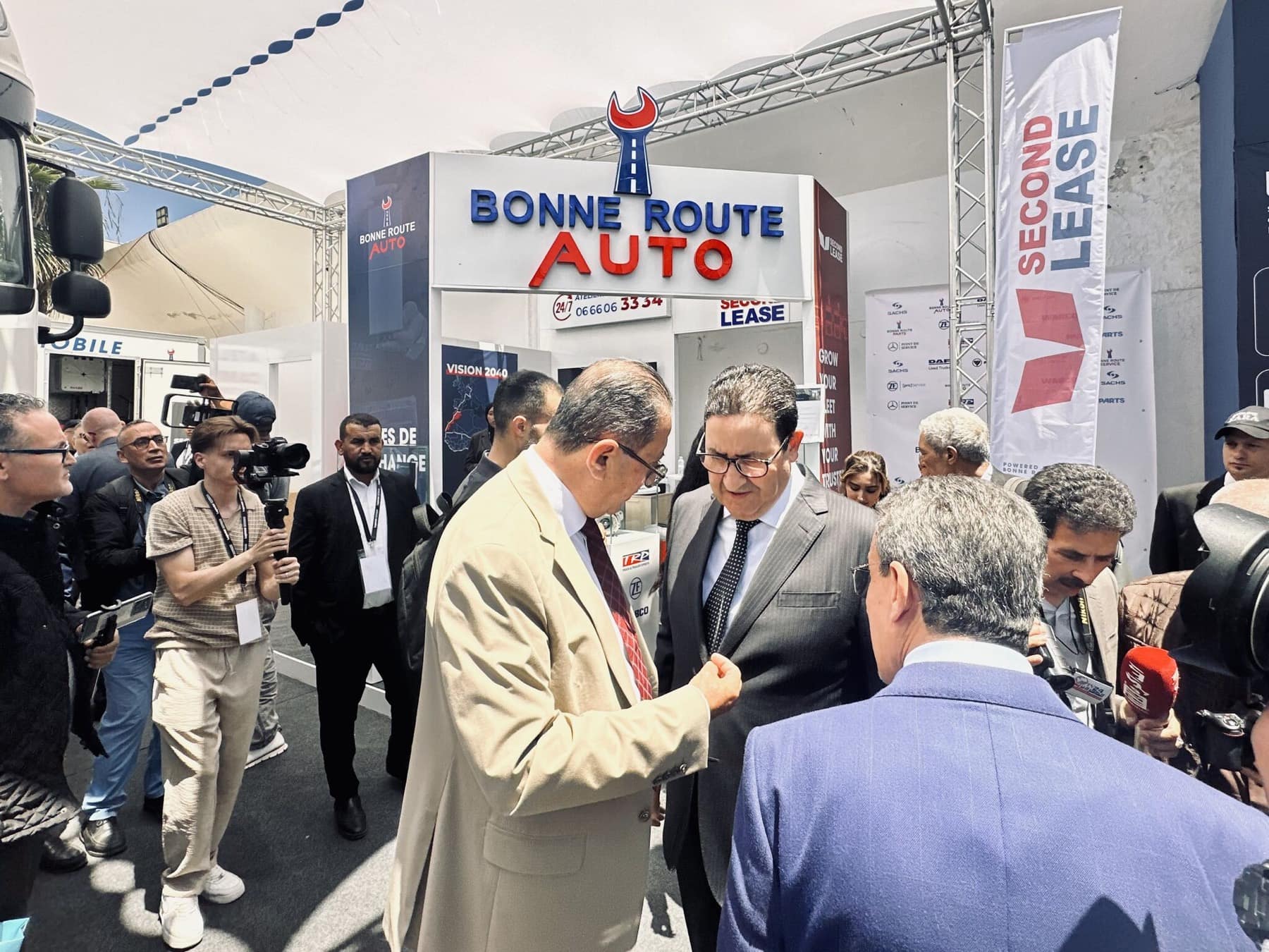 Le ministre du Transport et de la Logistique sur le stand Bonne Route Auto