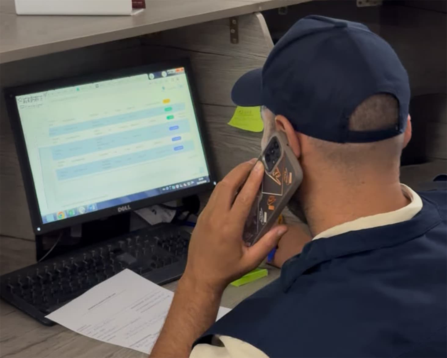 Conseiller Bonne Route Auto au téléphone devant son poste de suivi