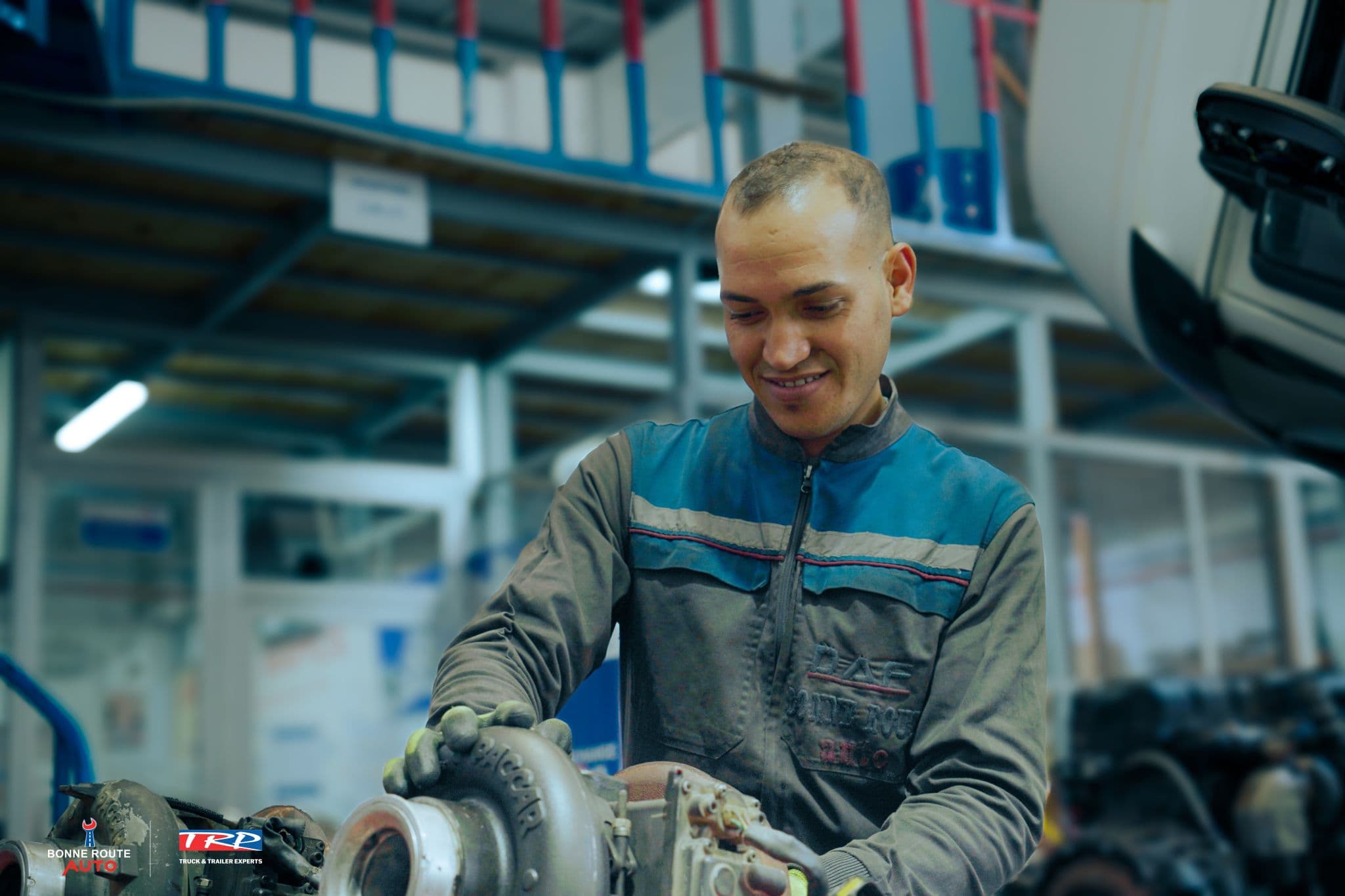 Technicien Bonne Route Service au travail sur un turbocompresseur