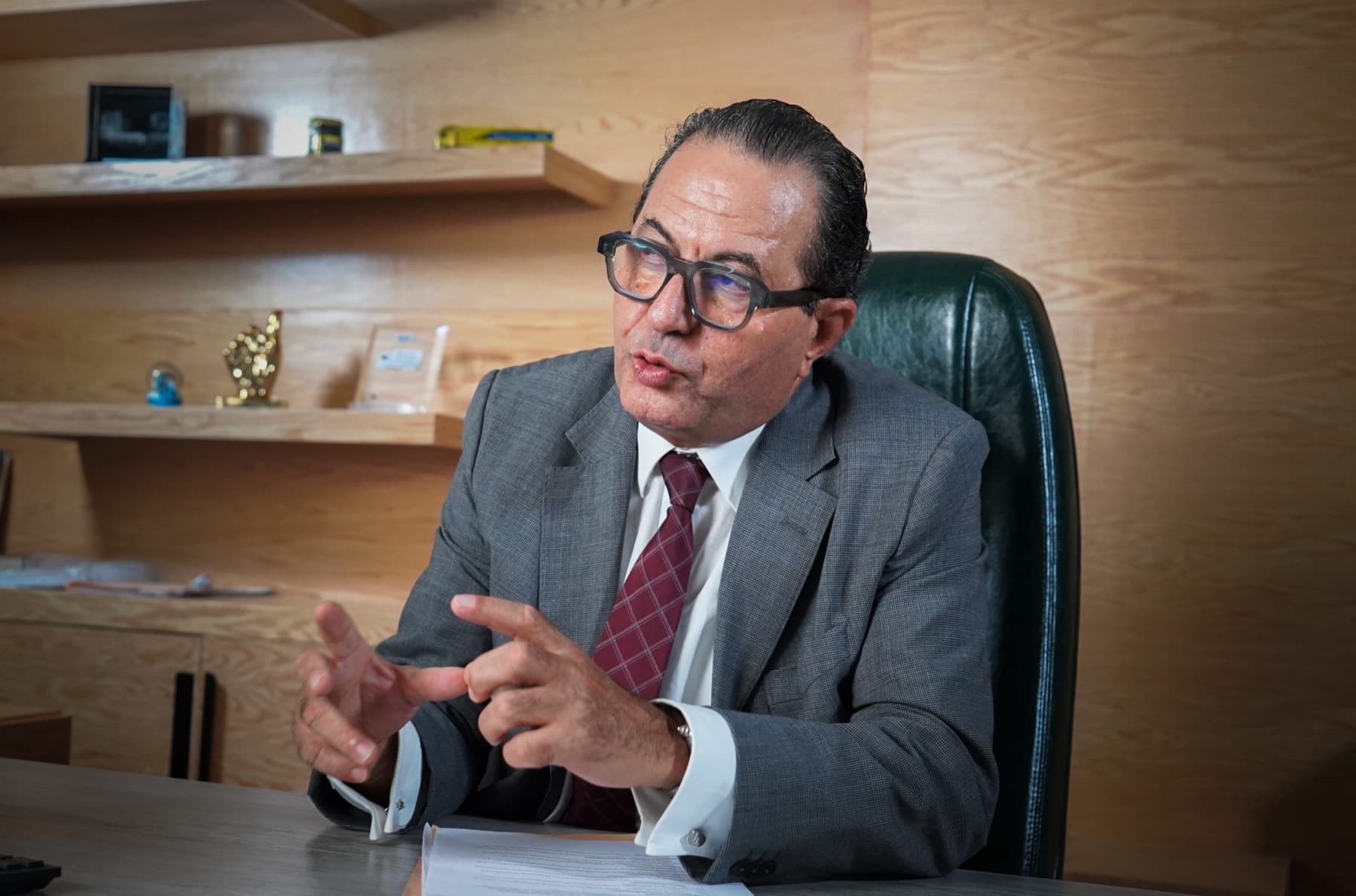 Ahmed Sekkat dans son bureau, au siège de Tanger