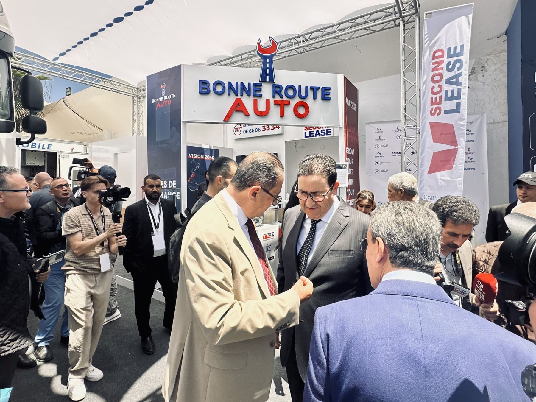 Le ministre du Transport et de la Logistique sur le stand Bonne Route Auto