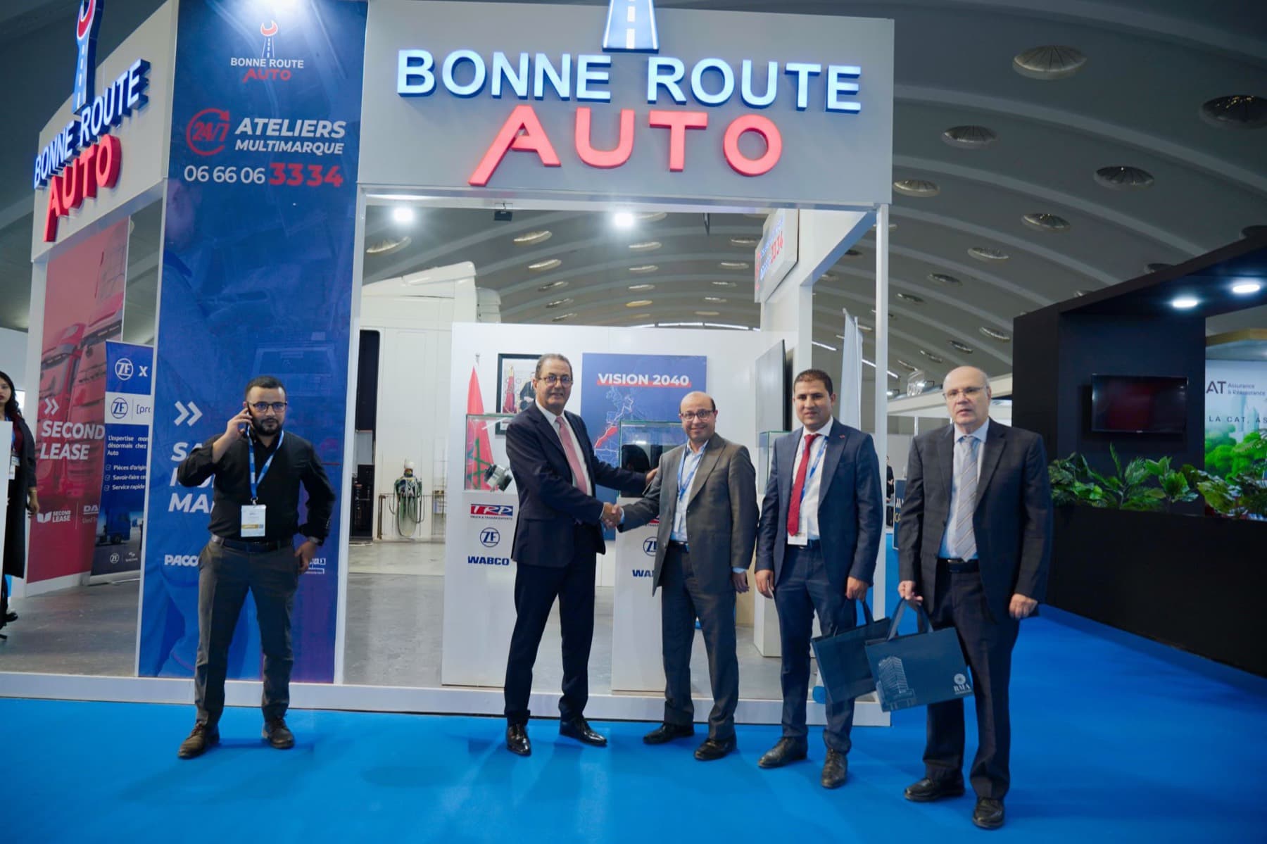 Signature du partenariat entre Bonne Route Auto et RMA sur le stand du groupe
