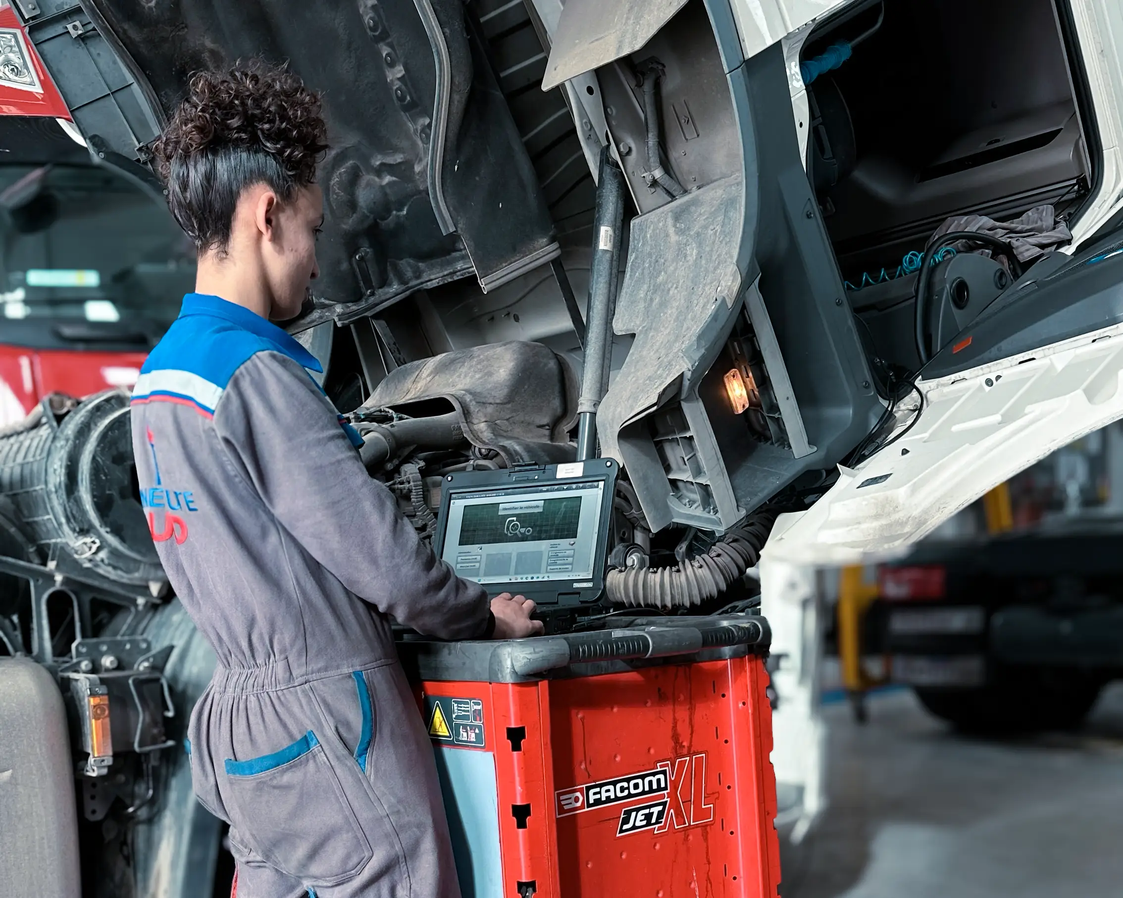 Technicien Bonne Route Service au diagnostic électronique, cabine basculée