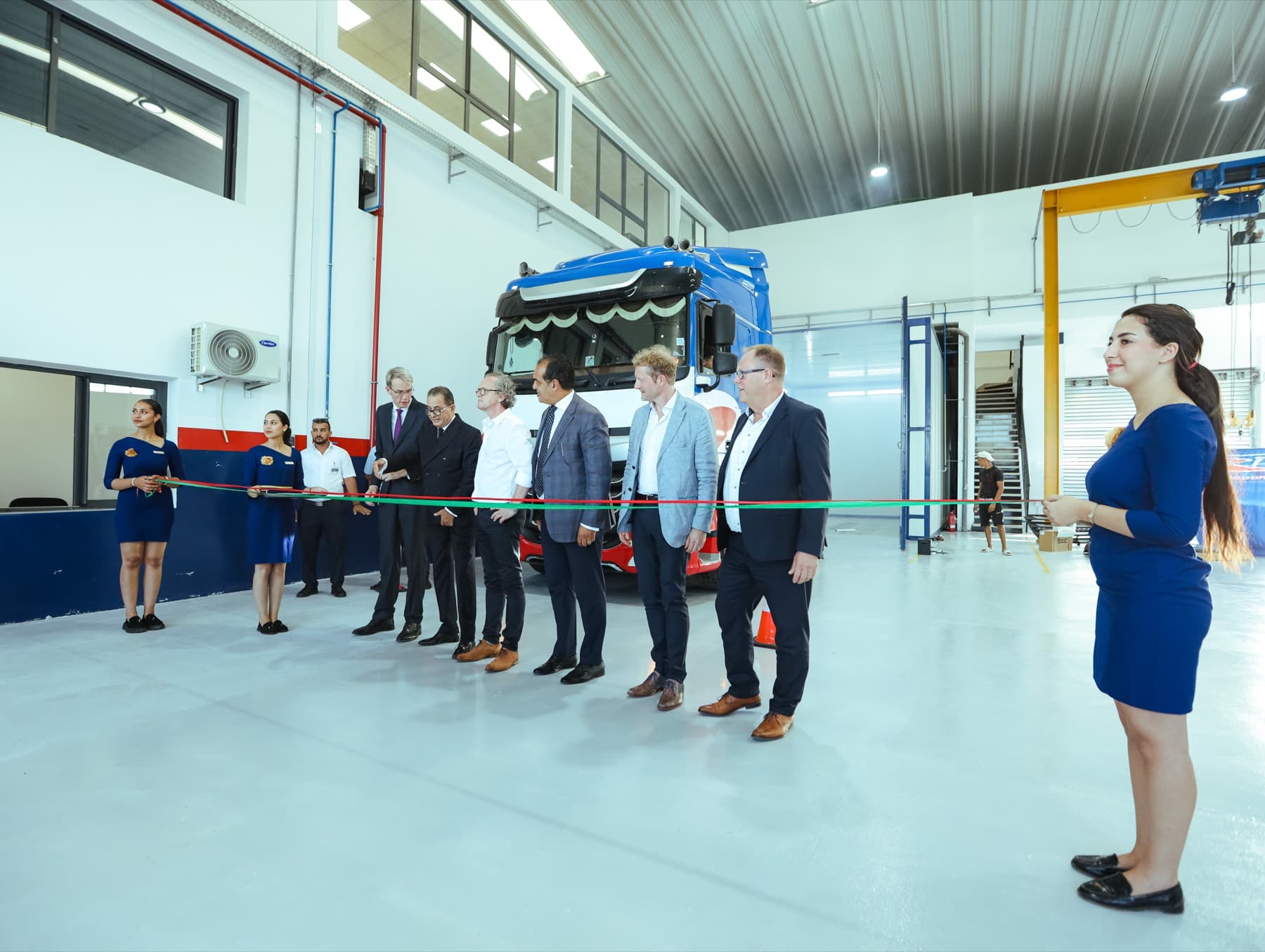 Doorknippen van het lint bij de opening van het platform in Kénitra